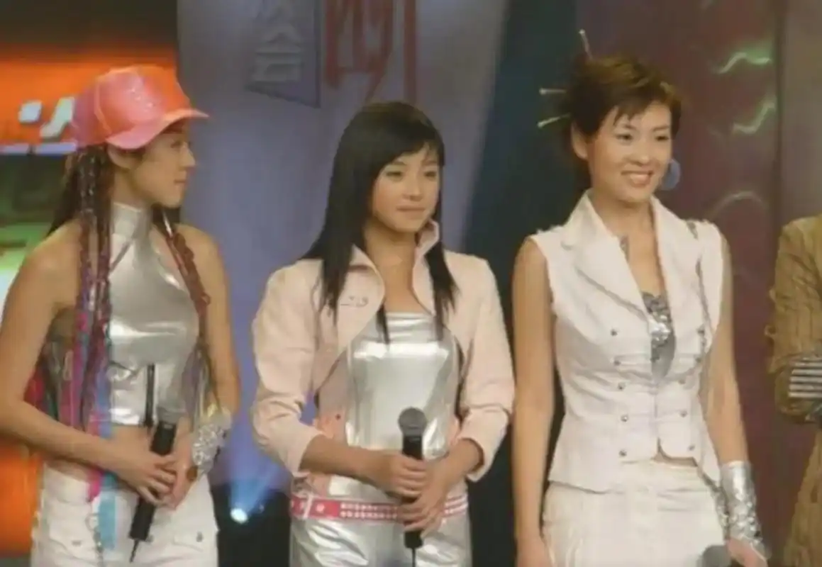 如冠军安又琪,亚军王媞,季军张含韵都没红,2005年的超女前三名最红