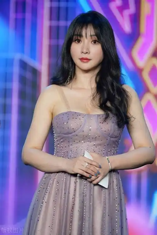 柳岩大方的拍内衣写真,穿着裸色内衣,只搭配了一件轻盈的蕾丝罩衫-爱