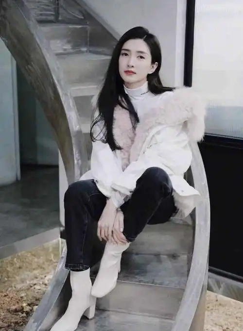 江疏影粉色抹胸纱裙出席活动,搭配烈焰红唇,尽显高贵优雅