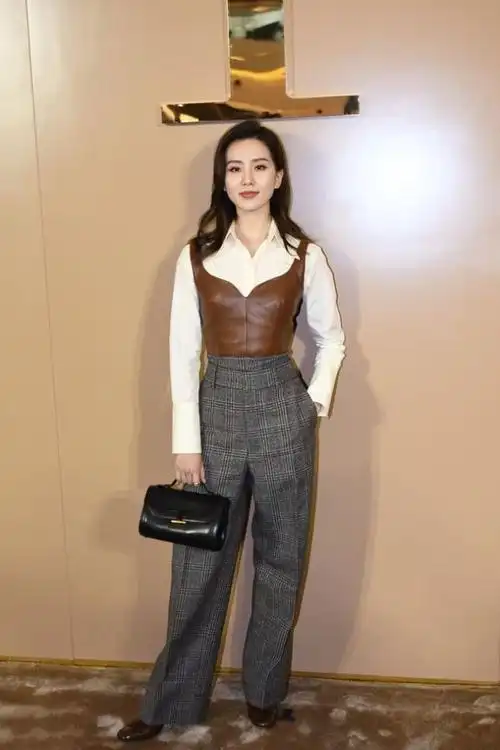 刘诗诗游客照美翻全场粉t配米奇头饰少女感爆棚背影气质出众