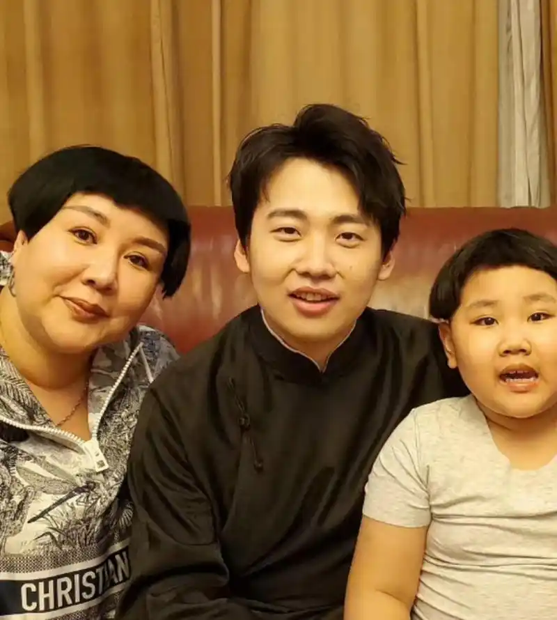 郭德纲老婆过生日,一家四口合影,郭麒麟最瘦.