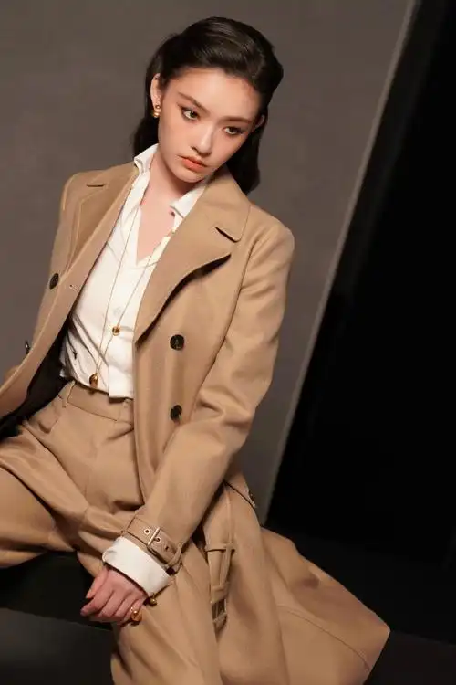 姐姐背头造型也完美抗住了,老公姐杀我~#林允背头风衣