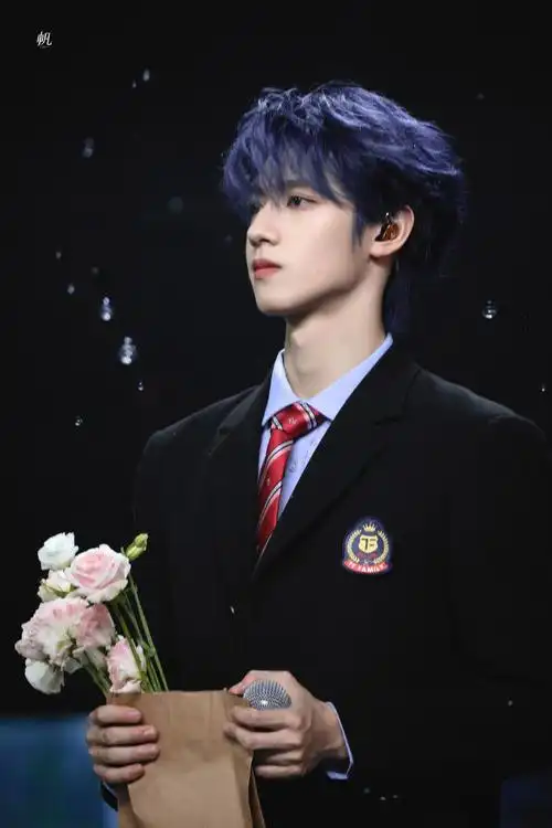 朱志鑫蓝发##朱志鑫戴唇环