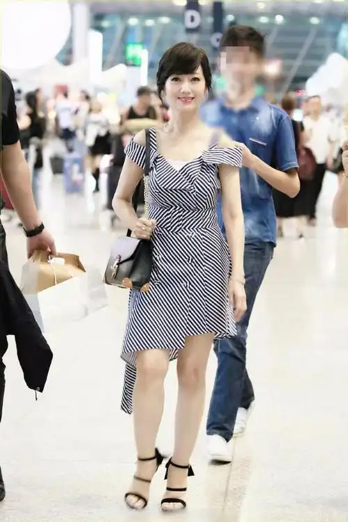 赵雅芝的优雅都是包装出来的?机场高清近照,皱纹多脸松垮