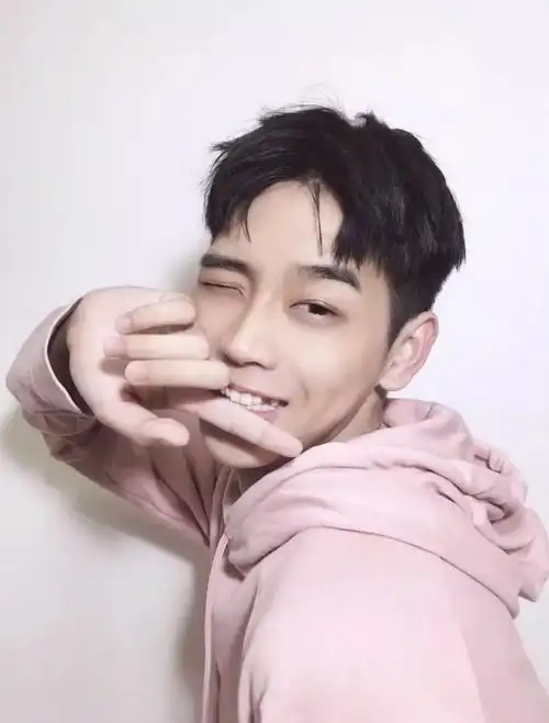 留短发中分发型的男生超级帅气!_头发