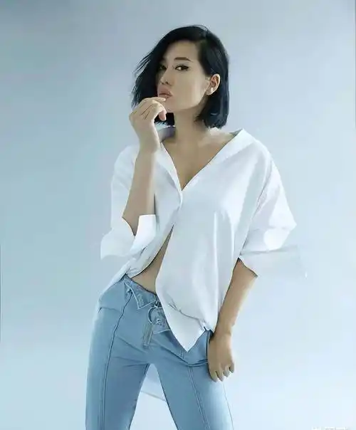 时尚的同时,她身上似乎又自带一种英气,而当她穿上牛仔裤运动装时,又