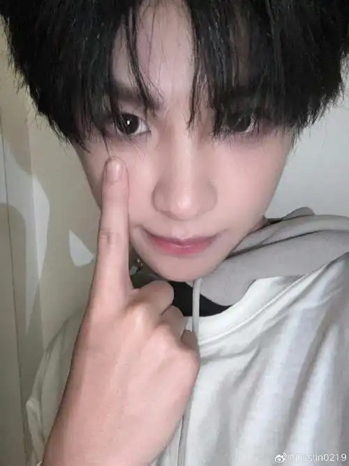 黄明昊出道六周年##黄明昊素颜状态