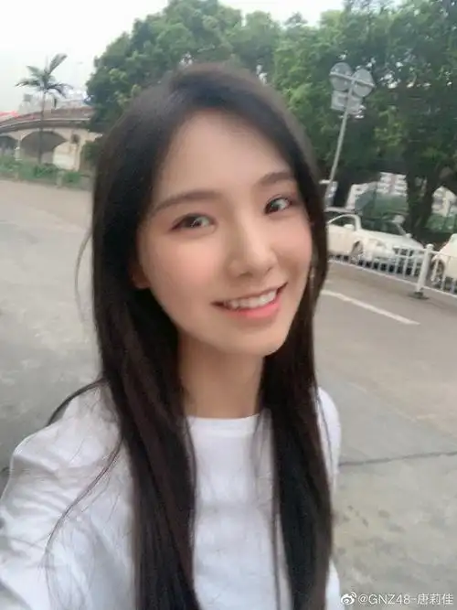 征集可以看到可爱小虎牙的图