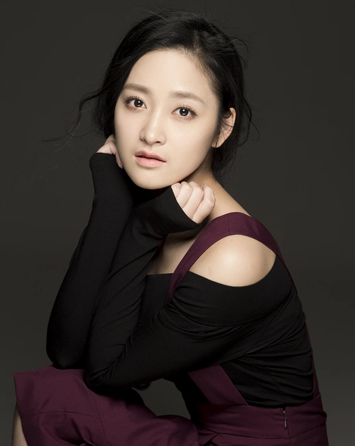 p>肖婷佳,出生于湖南邵阳,毕业于 a target="_blank" href="/item