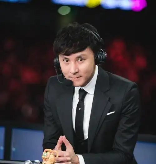 主持人朱桢晒全家合照,1岁小儿子首露正脸,一家四口模样好相似_腾讯新