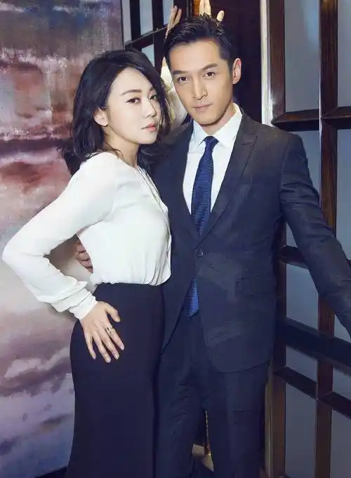 原创49岁闫妮近照曝光黑色礼服凸显身材一双漫画腿令人羡慕