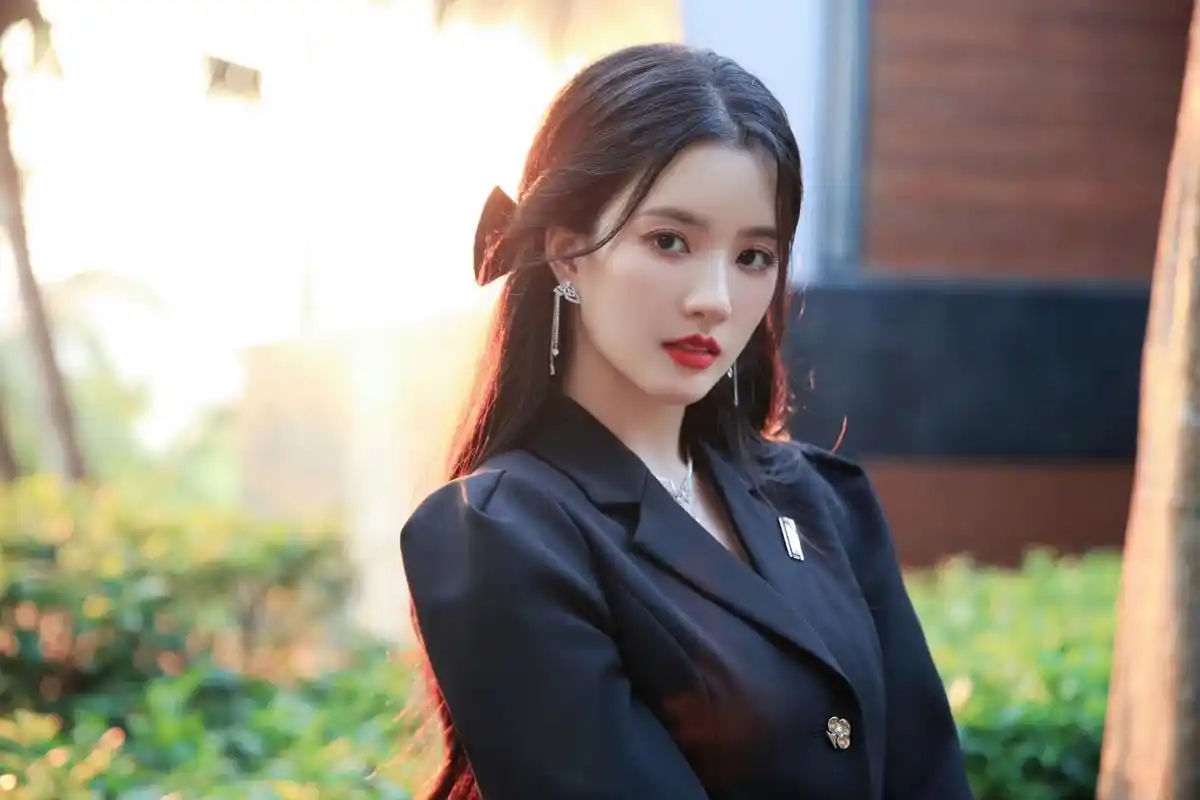 刘些宁正装黑短裙写真,这难道就是天生丽质吗?太美了!