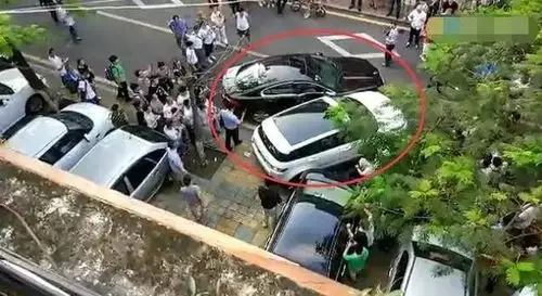 厦门路虎撞捷豹视频 真相大揭秘