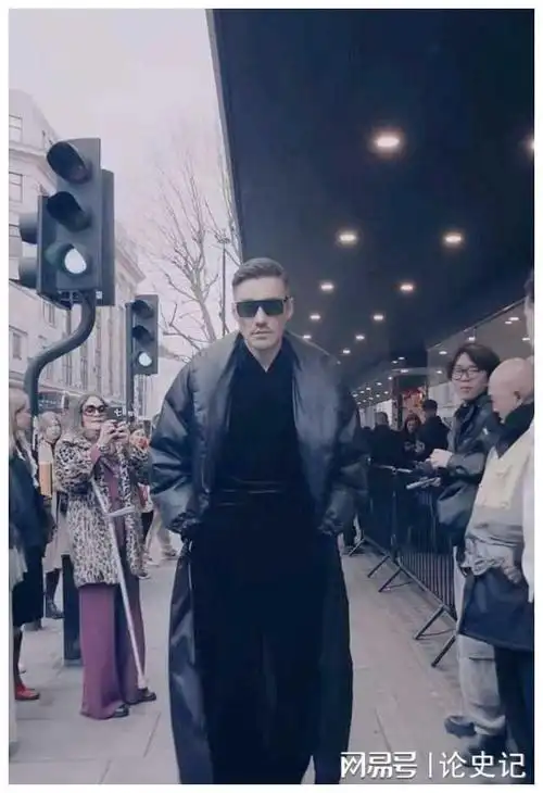 胡兵53岁伦敦引爆热潮外国女子围观不已中国名人受瞩目