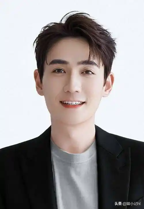 拍戏的实力派演员,从小角色开始演起,一直兢兢业业,是个很励志的明星