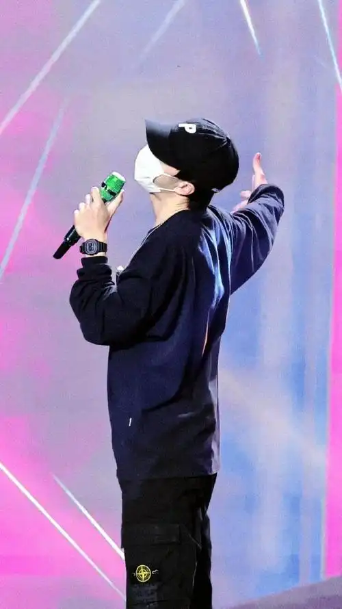 奥运资格赛王一博观赛##王一博跳街舞