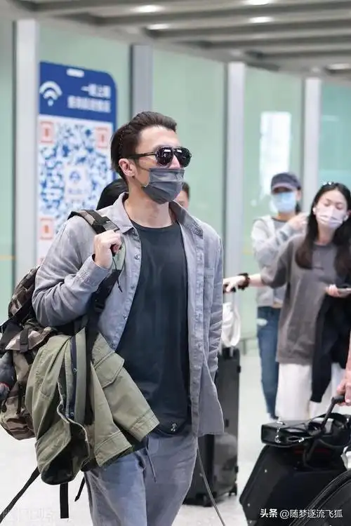 谢霆锋北京到达,休闲look搭配墨镜简约低调