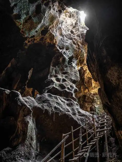 印度尼西亚龙目岛上有400万只蝙蝠的蝙蝠洞