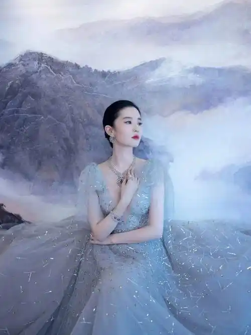 盘点神仙姐姐穿过的高定,最后一套十颗星_刘亦菲_礼服_刺绣