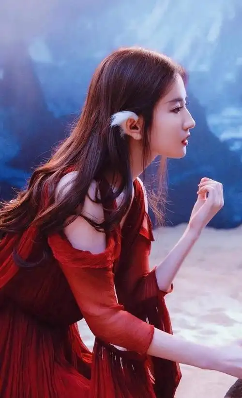 "人间仙女"刘亦菲,一袭红衣炽烈明艳,世间万物皆失色