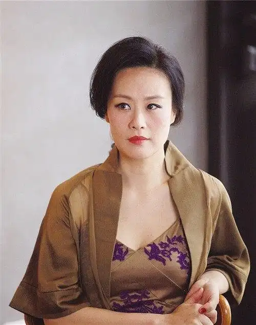 虽然已是不再年轻,但在爱情的滋润下依旧保养得很好,血色红润,笑魇