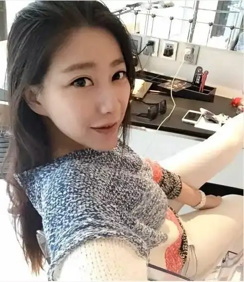 07年,正在中戏读书的陈晓与安徽老乡,歌手许嵩的表妹余征瑶相恋,期间