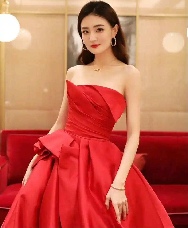 徐璐红色抹胸裙#优质作者榜