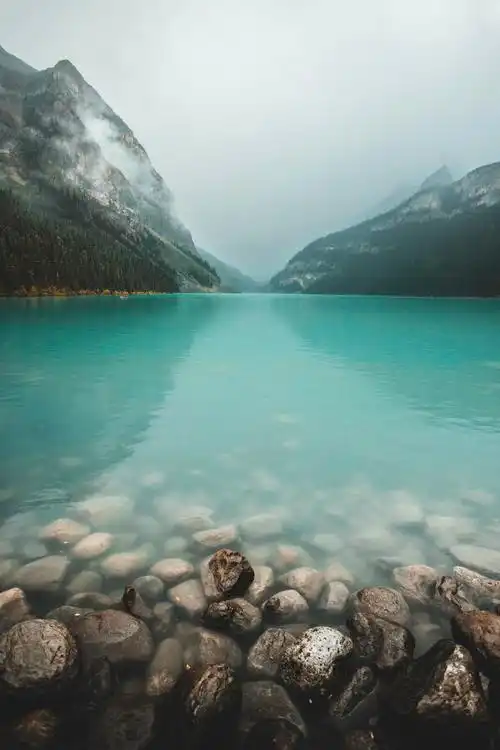 唯美小清新淡蓝色湖泊图片