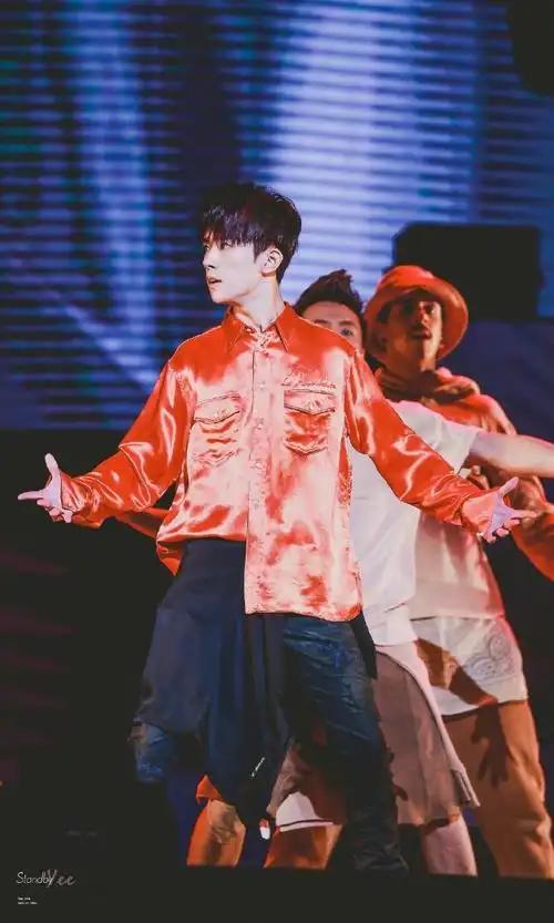 易烊千玺粉雾海##卓立百舸七载越,易烊千玺势拔节