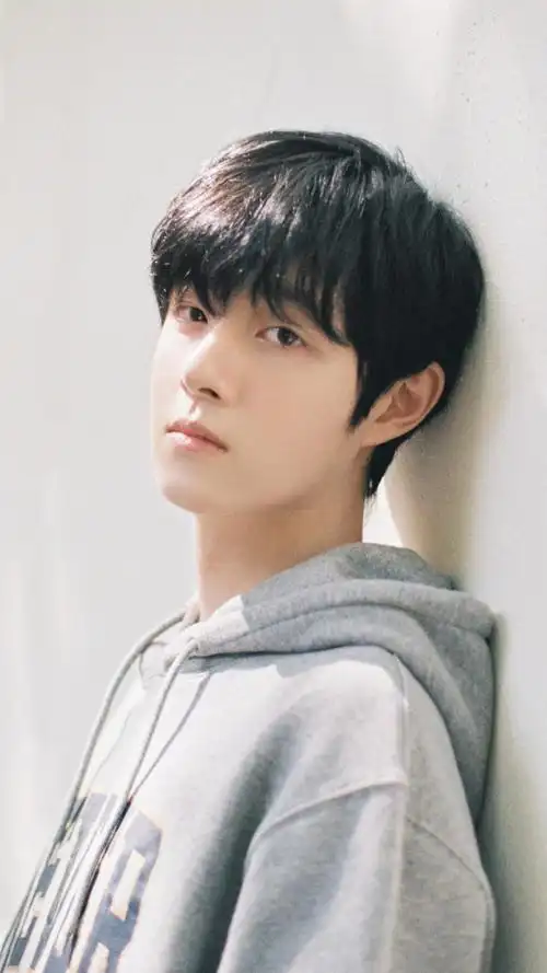 帅气男神王喆休闲迷人写真