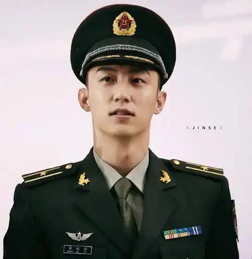 黄景瑜出道以来,一直是硬汉形象,俊朗硬气的五官,炯炯有神的眼神,再配