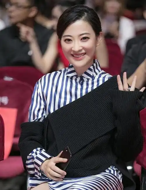 梅婷剪短发后太惊艳!穿条纹衬衫配牛仔裙像少女,整个人美回18岁