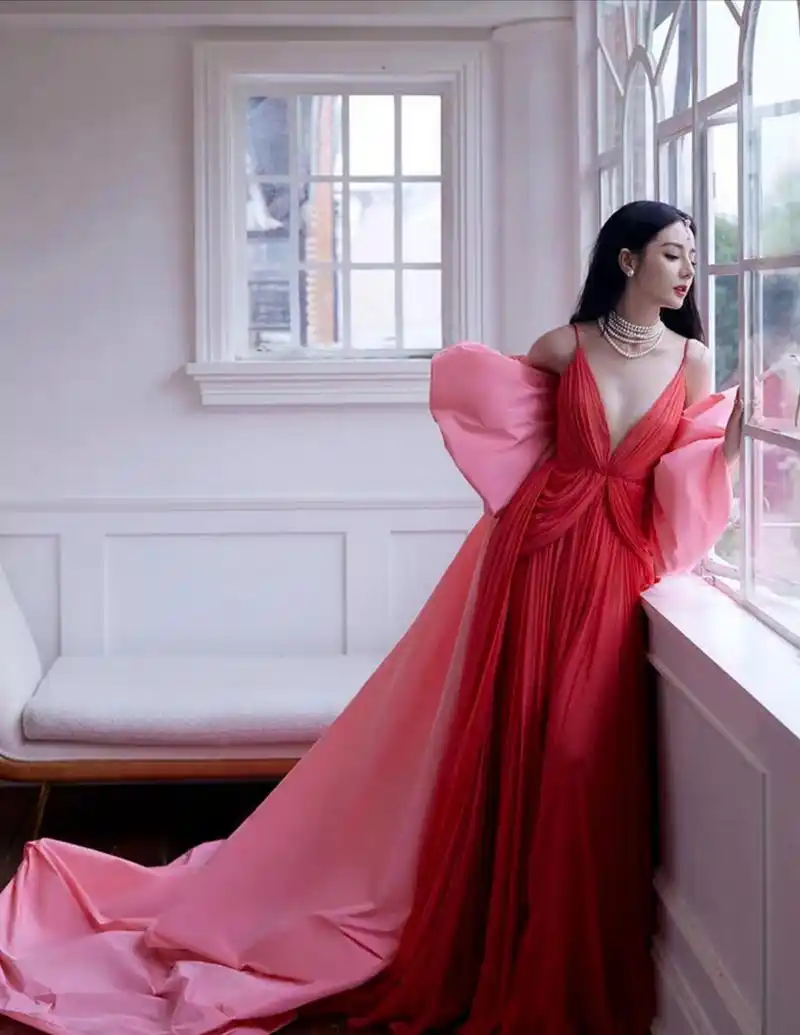 看迪丽热巴穿着红色礼服鲜艳夺目,就像燃烧的火焰照亮了全场,太惊艳了