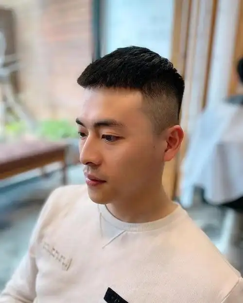 男生两边铲发型,最简单时尚的莫过于下面这款短发,两边的头发都用推子