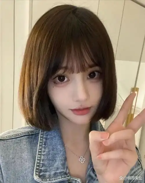 层次,流向,蓬松度,以及发型刘海的选择,设计的恰到好处,有着青春少女