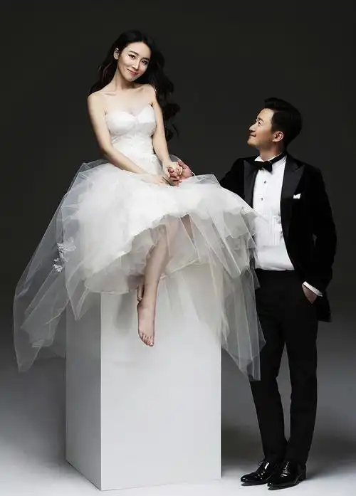 > 吴京谢楠浪漫婚纱照 幸福四溢甜蜜佳偶