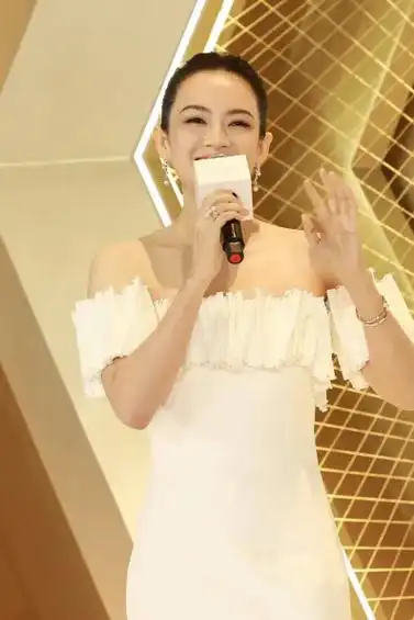 章子怡出席活动生图曝光 穿白色抹胸裙优雅大方