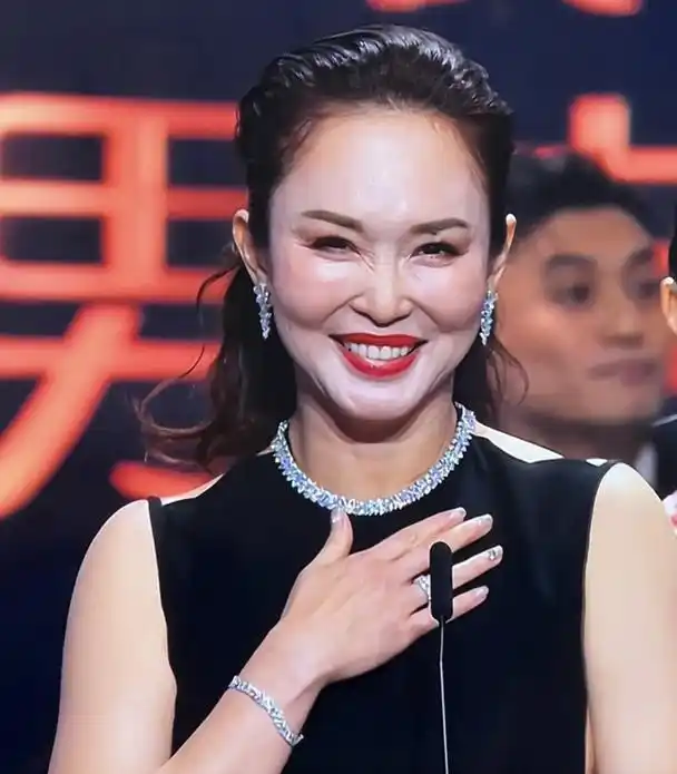 新加坡影视老演员,范文芳整容过度脸僵硬