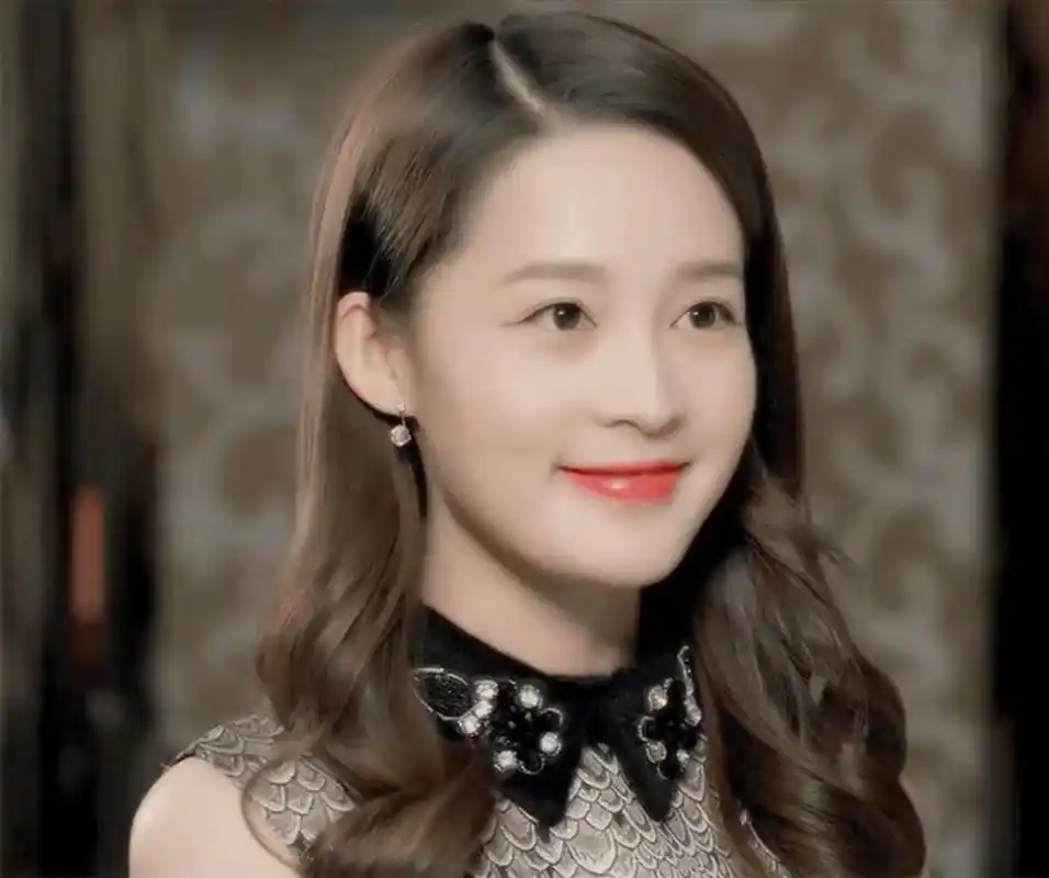 李沁徐璐阚清子以前在荣幸达,但只捧李沁原因找到了,回头看李沁年轻的