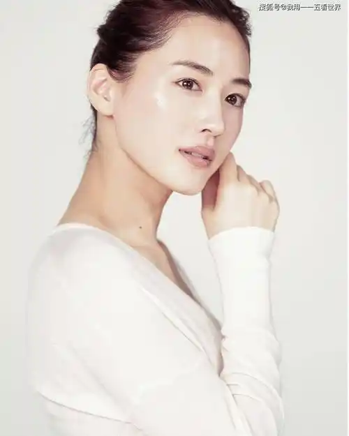 身高165cm,体重三围啥的就不八卦了,反正看她那瓜子脸挺招人喜欢的.