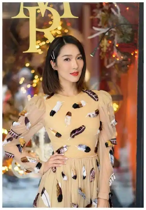 王祖蓝妻子李亚男太会穿,一袭裸色长裙气质出众,175身高太显眼_感觉