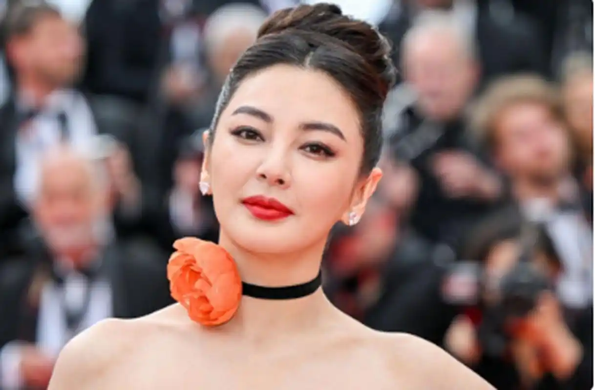 张雨绮在戛纳电影节的红毯上惊艳全场,她身穿华丽的礼服,搭配精致的