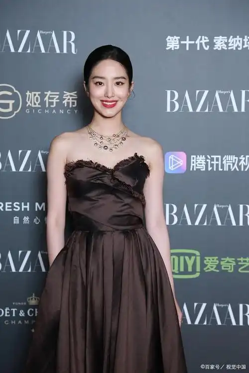 30岁杨采钰,饱满有料妩媚动人!比刘亦菲性感!