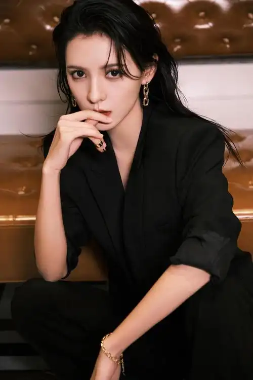 张予曦的脸长得挺"贵"的,在电梯边还能拍出氛围感,穿西装真帅(张予曦