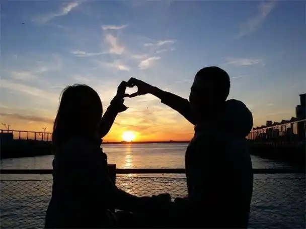 调侃朋友秀恩爱的句子 一句话气死朋友圈秀恩爱的人