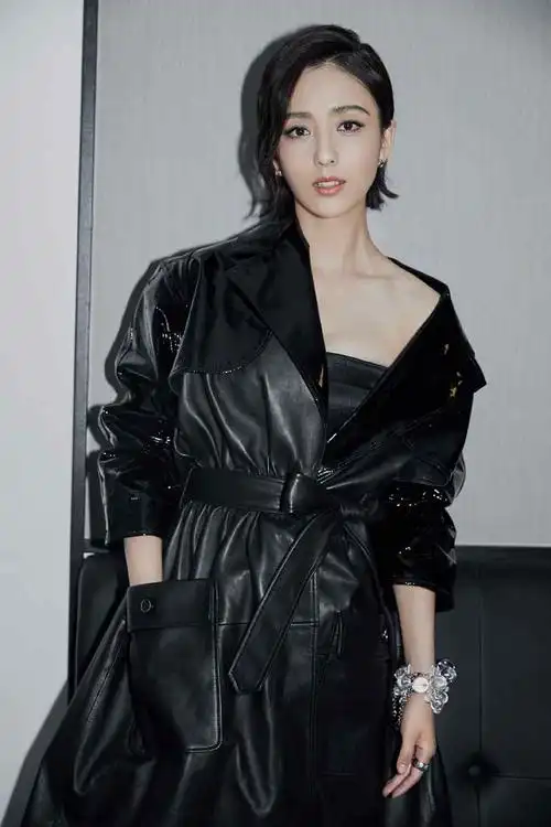 佟丽娅黑色皮衣活