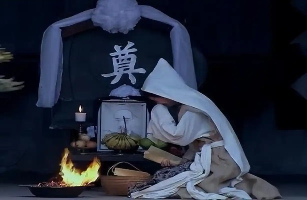 古时有个寡妇,丈夫去世后没有再嫁,留在夫家继续照顾公婆.