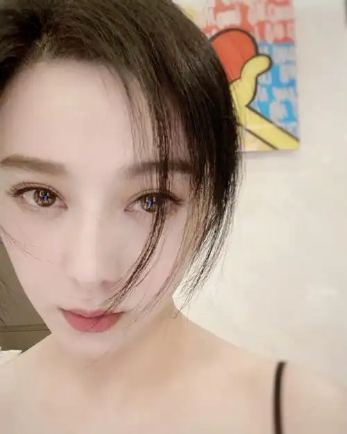 40岁范冰冰再晒自拍,大波浪卷发风情万种,美回出事前?