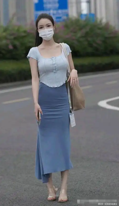 蓝色长款鱼尾包臀裙美女的穿搭凸显女性柔美妙曼身材