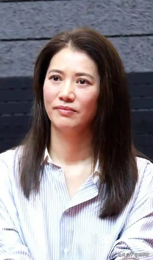 袁咏仪女生男相到底算不算大美人,看她和李嘉欣合影,就有答案了